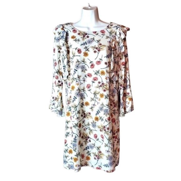 Sanctuary white background with floral pattern 3/4 sleeves and flutter at bodice - Picture 2 of 9